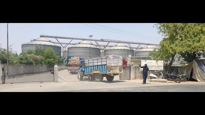 Farmers prefer to sell wheat directly to FCI but say mandis also need to give alternate arrangements for assured MSP. (HT Photo) Farmers prefer to sell wheat directly to FCI but say mandis also need to give alternate arrangements for assured MSP. (HT Photo)