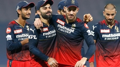 Virat Kohli with Faf du Plessis and other teammates after the win.&nbsp; (IPLT20.com)