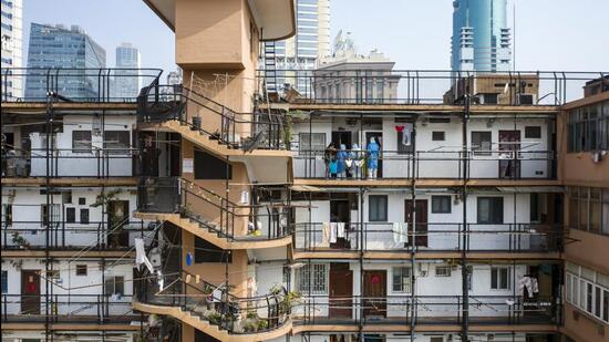 Quarantine workers in personal protective equipment (PPE) at a residential building during a lockdown due to Covid-19 in Shanghai, China, on Wednesday. (Bloomberg)