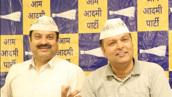 AAP’s Himachal spokesperson Pankaj Pandit addressing a press conference at Dharamshala on Wednesday along with another party leader Aman Guleria. (HT Photo)