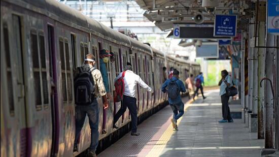 MDue to the lack of an alternative road, the processions would usually pass through the Trombay railway line which connects Takshila Nagar in Kurla East (HT PHOTO)