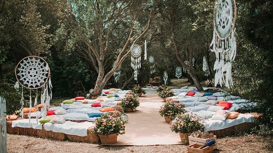 1. Bohemian decor - Couples and their loved ones are exploring creative ways to personalize their wedding day and want themes that are not limiting. One trend that is becoming increasingly popular is a combination of traditional and modern ideas. This trend can be used to create a setup that has a fancy touch as well as a contemporary vibe. For example - a picturesque venue for functions like haldi and mehendi decked up with bohemian decor and fairy lights, which was also recently seen in Shibani Dhandekar’s and Farhan Akhtar’s mehendi decor and this trend is catching the spotlight. With the rise in the number of day celebrations, young couples are prioritising bohemian themes that are a laid-back luxury. This decor style sure will give an unforgettable experience. (Twitter/festivalbrides)