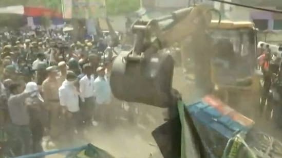 Delhi Jahangirpuri Violence News Today: Bulldozer arrives at Jahangirpuri in Delhi for the anti-encroachment drive.