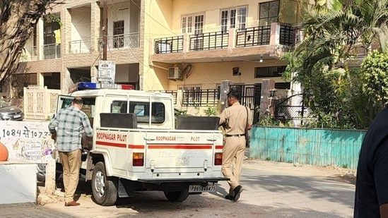 Former AAP leader Kumar Vishwas posted the photo of the Punjab Police car on Wednesday morning.&nbsp;