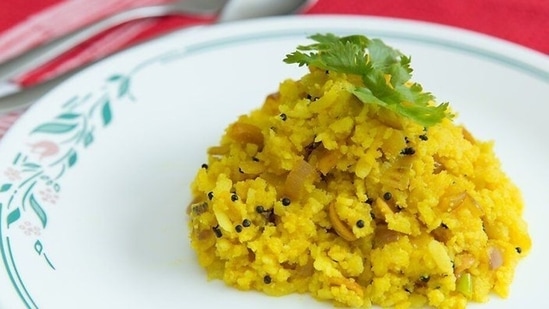 Poha (flattened rice), murmura (puffed rice) and upma (made of semolina) too are considered healthy as eating them doesn't make you feel too heavy(Pinterest)