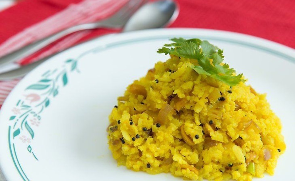 Poha (flattened rice), murmura (puffed rice) and upma (made of semolina) too are considered healthy as eating them doesn't make you feel too heavy (Pinterest)