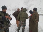 Indian army rescue 16 stranded civilians amid heavy snowfall in Sinthan Pass (ANI)