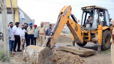 MC officials snapping illegal connection of colonies in Lohara market in Ludhiana on April 21, 2022. (Harvinder Singh/ HT)