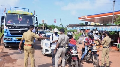 Around 40 taxis were stopped at the Mollem checkpost in Goa since last Thursday (Representational Image | PTI) Around 40 taxis were stopped at the Mollem checkpost in Goa since last Thursday (Representational Image | PTI)