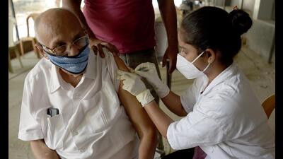A senior citizen receives precautionary vaccination dose against Covid at ESIS Hospital in Vashi, Navi Mumbai, on Thursday. (BACHCHAN KUMAR/HT PHOTO) A senior citizen receives precautionary vaccination dose against Covid at ESIS Hospital in Vashi, Navi Mumbai, on Thursday. (BACHCHAN KUMAR/HT PHOTO)