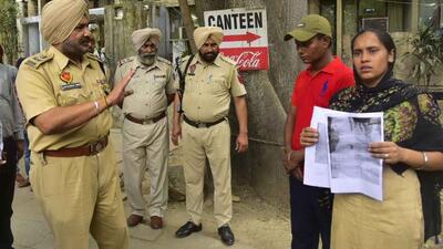 The aggrieved couple, Gurpreet Singh and his wife Simran Kaur of Boothgarh village, said a police personnel had been pressuring them to pay ₹1.5 lakh to one Raghbir Singh, to avoid being put behind bars on trumped up charges. (Representative Image/HT File) The aggrieved couple, Gurpreet Singh and his wife Simran Kaur of Boothgarh village, said a police personnel had been pressuring them to pay ₹1.5 lakh to one Raghbir Singh, to avoid being put behind bars on trumped up charges. (Representative Image/HT File)