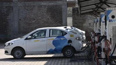 Battery swapping is an alternative to vehicles sold with fixed batteries and allows people to exchange discharged batteries with charged ones rather than getting them charged (HT File Photo/Vipin Kumar)