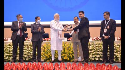 District magistrate, Varanasi, Kaushal Raj Sharma receiving PM’s Award for Excellence in Public Administration 2021 in PM Svanidhi Yojana at a award distribution programme at Vigyan Bhavan, New Delhi on Thursday. (HT PHOTO)