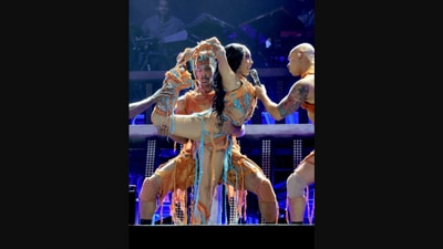 Doja Cat performs Get Into It at the Coachella Music Festival 2022 with her background dancer - &nbsp;a Hardik Pandya lookalike.&nbsp; (twitter/@stfuprak)