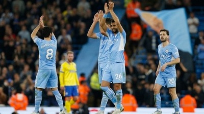 Premier League - Manchester City v Brighton &amp; Hove Albion - Etihad Stadium, Manchester, Britain - April 20, 2022 Manchester City's Riyad Mahrez applauds fans after the match (REUTERS)