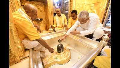 According to a press communique from district administration, the Mauritius PM and his wife performed Shodashopachara Puja at the temple amid the chanting of Vedic mantras (HT photo)