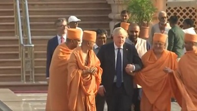 Boris Johnson visits Akshardham temple in Gandhinagar (ANI)