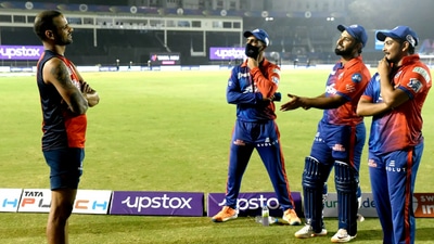 Shikhar Dhawan chats with Mandeep Singh, Rishabh Pant, Prithvi Shaw (R) (BCC/IPL)