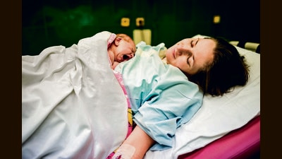Beautiful baby girl few minutes after the birth lying on her mother, skin to skin contact (Shutterstock) Beautiful baby girl few minutes after the birth lying on her mother, skin to skin contact (Shutterstock)