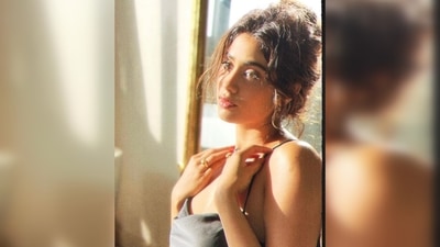 Janhvi Kapoor never shies away from stepping out without any makeup. She loves letting her skin breathe and is often seen flaunting her healthy glowy skin. (Instagram/@chandiniw) Janhvi Kapoor never shies away from stepping out without any makeup. She loves letting her skin breathe and is often seen flaunting her healthy glowy skin. (Instagram/@chandiniw)