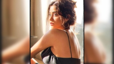 Janhvi Kapoor posed for the camera as the sun gently kissed her plump cheeks. With her tresses tied into a messy bun and few framing her face, the Dhadak actor struck a mesmerising candid pose. (Instagram/@chandiniw) Janhvi Kapoor posed for the camera as the sun gently kissed her plump cheeks. With her tresses tied into a messy bun and few framing her face, the Dhadak actor struck a mesmerising candid pose. (Instagram/@chandiniw)