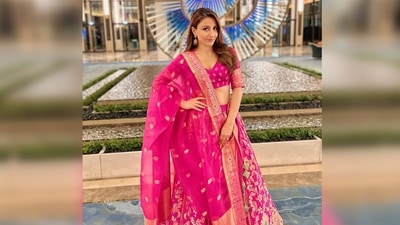 Since her outfit was on the heavier side, Soha Ali Khan left her neck clear and just wore a pair of medium-sized jhumkas. (Instagram/@sakpataudi) Since her outfit was on the heavier side, Soha Ali Khan left her neck clear and just wore a pair of medium-sized jhumkas. (Instagram/@sakpataudi)