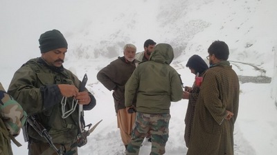 Indian army rescue 16 stranded civilians amid heavy snowfall in Sinthan Pass (ANI)