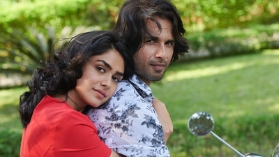 Shahid Kapoor and Mrunal Thakur in a still from Jersey. Shahid Kapoor and Mrunal Thakur in a still from Jersey.