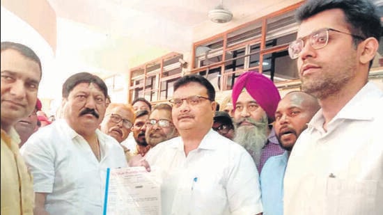 MC employees handing over the memorandum to the MC commissioner in Ludhiana on April 21, 2022. (Harvinder Singh/ HT)
