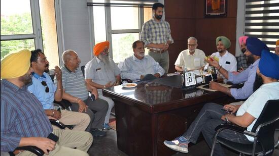 SAD councillors submitted a complaint with mayor Balkar Sandhu against the alleged interference by AAP MLAs in their wards during meeting with mayor in Zone D office in Ludhiana on April 21, 2022. (Harvinder Singh/ HT)