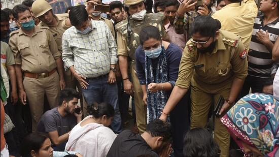 Family members of the boy staged a protest outside the Modinagar police station in Ghaziabad for two hours on Thursday. (Sakib Ali/HT photo)