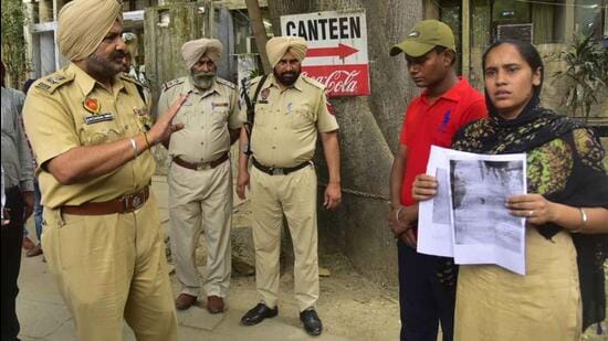 The aggrieved couple, Gurpreet Singh and his wife Simran Kaur of Boothgarh village, said a police personnel had been pressuring them to pay ₹1.5 lakh to one Raghbir Singh, to avoid being put behind bars on trumped up charges. (Representative Image/HT File)
