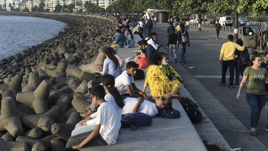 Tourists crowd the Marine Drive amid a nationwide surge in coronavirus cases during the long weekend, in Mumbai.(PTI)