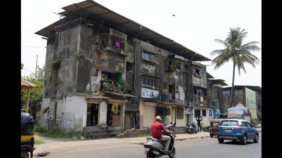 Navi Mumbai Municipal Corporation has declared 475 buildings as dangerous in the city. The civic officials have issued notices to the extremely dangerous buildings. (BACHCHAN KUMAR/HT PHOTO)