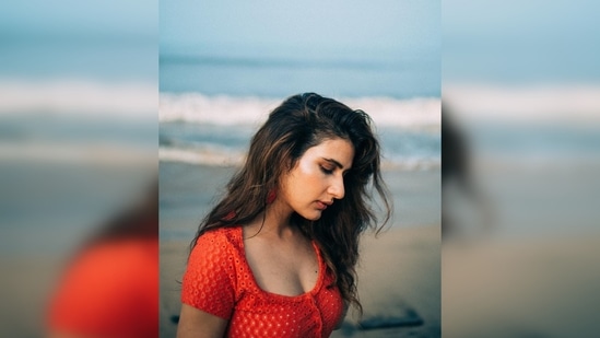 Fatima Sana Shaikh picked this comfy yet stylish fit for her outing at the beach. The no makeup look added more charm to her overall look.(Instagram/@lakshetamodgil)