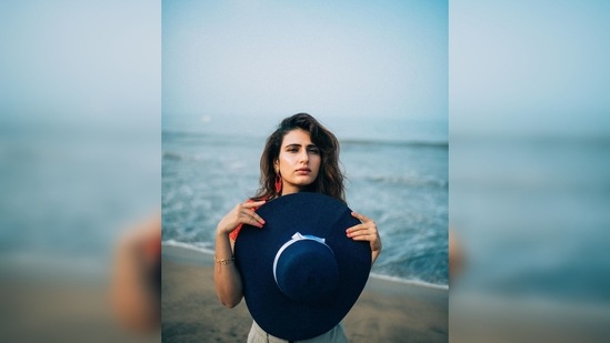 The black sun hat with a white bow was the perfect accessory to complement her stylish beach look.(Instagram/@lakshetamodgil)