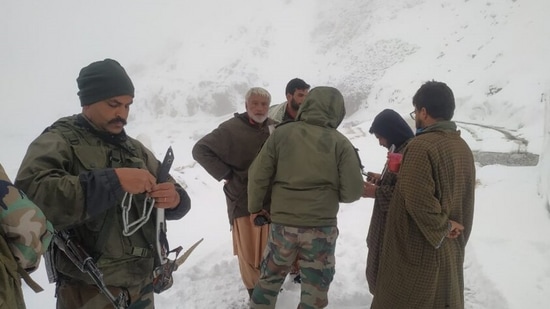 Indian army rescue 16 stranded civilians amid heavy snowfall in Sinthan Pass (ANI)
