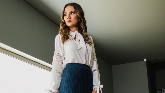 Günlük ofis kıyafetlerinize iş gibi görünen ve yine de şık kıyafetler seçerek püskürtün. (Pexels)