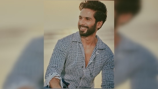 Shahid Kapoor's beach photoshoot in ₹12k knit jacket and denim is all ...