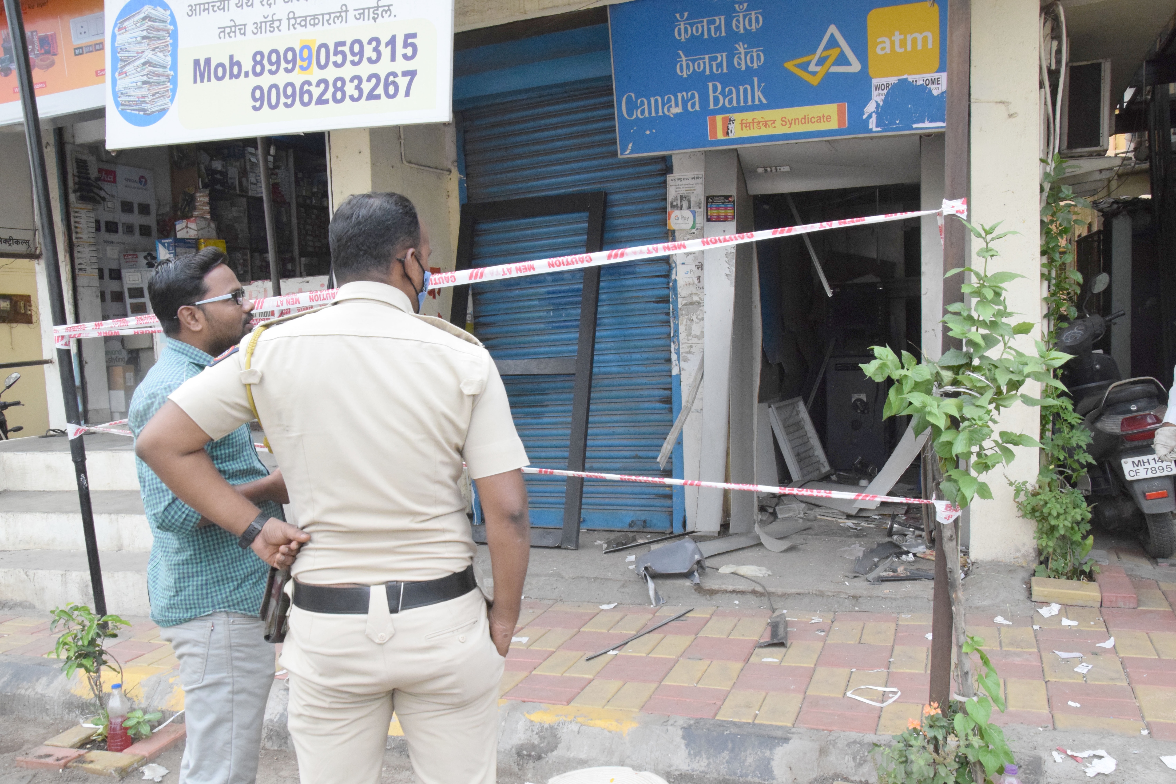 A team from the South Campus police station rushed to the incident spot but by then the suspects had fled with the cash unit, police said. (Image for representation) A team from the South Campus police station rushed to the incident spot but by then the suspects had fled with the cash unit, police said. (Image for representation)