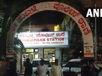 Karnataka | A stone-pelting incident took place at Old Hubli Police Station, Hubli(ANI) Karnataka | A stone-pelting incident took place at Old Hubli Police Station, Hubli(ANI)