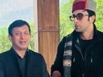 Ranbir Kapoor posed with fans in Manali.