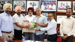 Punjab department of agriculture and farmers’ welfare ACS Sarvjit Singh being welcomed by senior PAU officials during his visit to the campus in Ludhiana. (HT Photo)