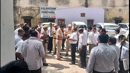 Police officials outside the Sonepat district court where a 43-year-old man was shot dead by bike-borne miscreants on Friday. (Manoj Shaka/HT)