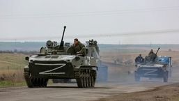 Veículos militares russos se movem em uma estrada em uma área controlada por forças separatistas apoiadas pela Rússia perto de Mariupol, na Ucrânia.