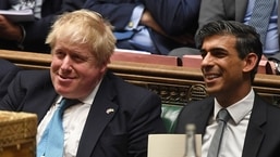 Aktenfoto des britischen Premierministers Boris Johnson (L) und des britischen Schatzkanzlers Rishi Sunak (R).