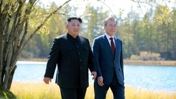 O presidente sul-coreano Moon Jae-in e o líder norte-coreano Kim Jong Un caminham durante um almoço, nesta foto divulgada pela Agência Central de Notícias da Coreia do Norte (KCNA).