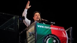 Der gestürzte pakistanische Premierminister Imran Khan gestikuliert, als er während einer Kundgebung in Lahore, Pakistan, am 21. April 2022 zu seinen Anhängern spricht. REUTERS/Mohsin Raza
