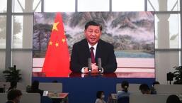 Uma tela mostra o presidente chinês Xi Jinping fazendo um discurso na cerimônia de abertura do Fórum Boao para a Ásia via link de vídeo, em um centro de mídia em Boao, província de Hainan, China.  (REUTERS/FILE)