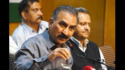 Congress’ former HP president Sukhwinder Singh Sukhu also mocked the rallies and roadshows being organised by the BJP and the AAP. (Deepak Sansta/Hindustan Times)